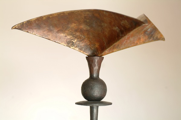 lámpara de pie en hierro forjado y bronce repujado