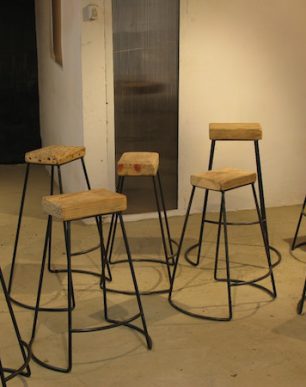 taburetes en hierro con asiento de madera de pino