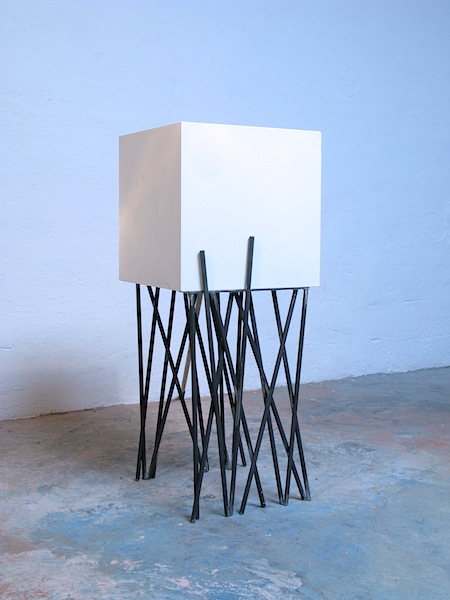"cube", mesa auxiliar cube de diseño, fabricado en DM y acero, forjacontemporánea-Spain